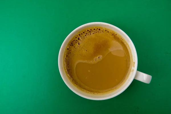 Vista Dall Alto Una Tazza Latte Sul Tavolo Verde — Foto Stock