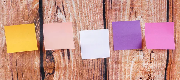 Pegatinas de colores sobre fondo de madera. Copiar espacio — Foto de Stock