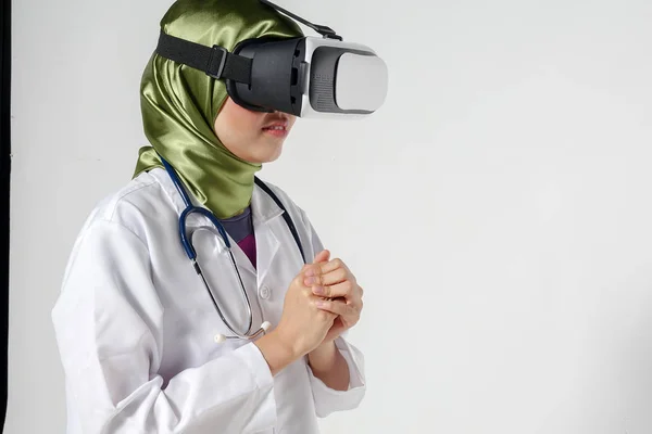 Female Doctor Wearing Virtual Reality Glasses Isolated White Background — Stock Photo, Image
