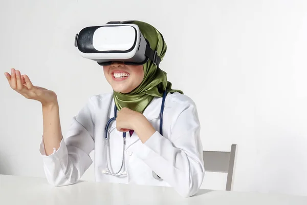 Female Doctor Wearing Virtual Reality Glasses Isolated White Background — Stock Photo, Image