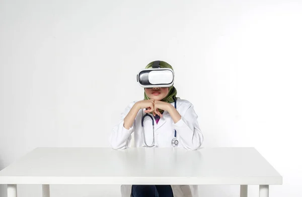 Female Doctor Wearing Virtual Reality Glasses Isolated White Background — Stock Photo, Image