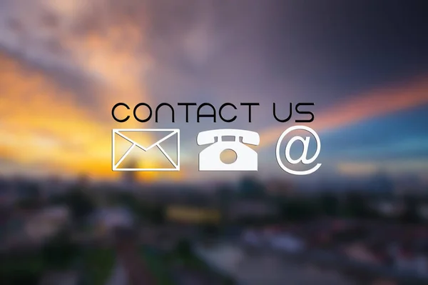 Ve bizimle kutsal kişilerin resmi bulanık şehir scapes arka plan ile irtibata geçiniz.