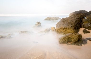 Ön plan olarak doğal kıyı kaya ile Yogyakarta deniz manzarası muhteşem görünümü