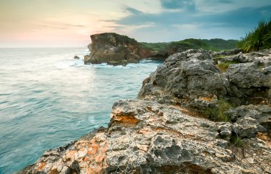 Ön plan olarak doğal kıyı kaya ile Yogyakarta deniz manzarası muhteşem görünümü