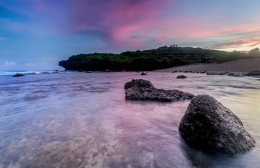 Ön plan olarak doğal kıyı kaya ile Yogyakarta deniz manzarası muhteşem görünümü