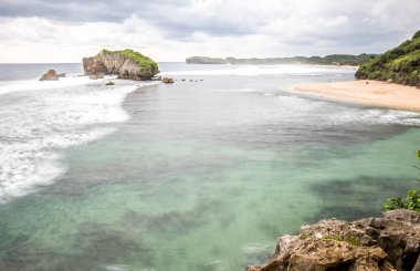 Ön plan olarak doğal kıyı kaya ile Yogyakarta deniz manzarası muhteşem görünümü