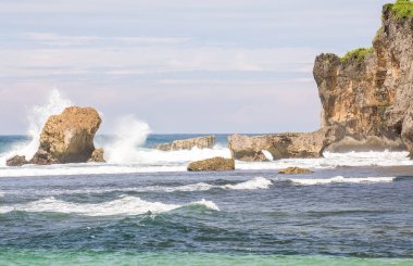 Ön plan olarak doğal kıyı kaya ile Yogyakarta deniz manzarası muhteşem görünümü