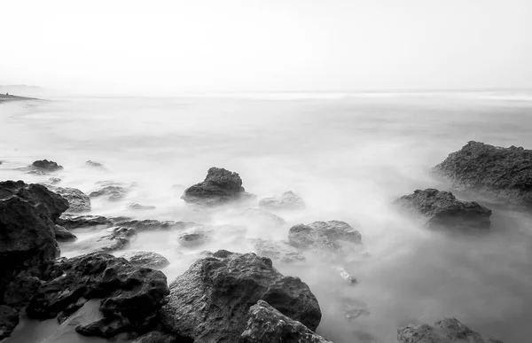 以自然海岸岩石为前景的日惹海景景观 — 图库照片