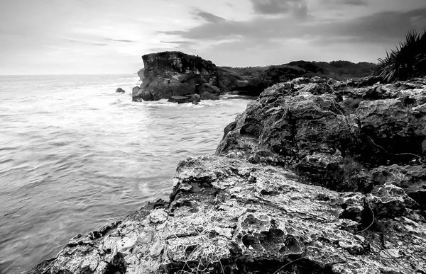 以自然海岸岩石为前景的日惹海景景观 — 图库照片