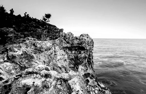 ジョグ ジャカルタ前景として自然海岸の岩と海の素晴らしい景色 — ストック写真