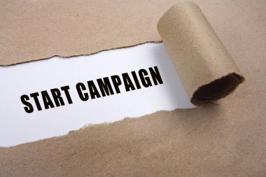 Kahverengi yırtık kağıt üzerinde kavramsal genel seçimleri.