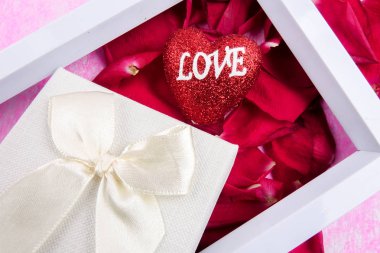 Gül yaprakları ile aşk kavramı.