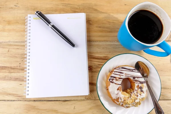 Geschäftskonzept Donut Von Oben Notizbuch Stift Kaffeetasse Und Telefon Auf — Stockfoto