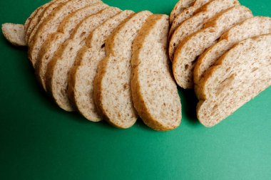 Kepekli ekmek yeşil bir arka plan üzerinde