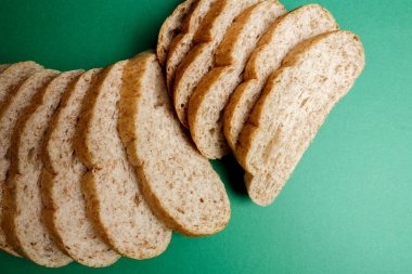 Kepekli ekmek yeşil bir arka plan üzerinde