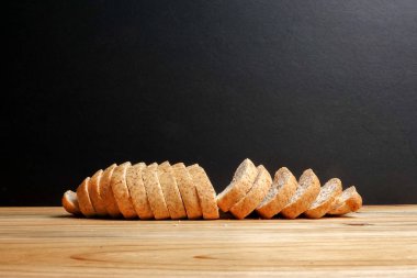 Kepekli ekmek ahşap arka plan üzerinde