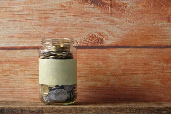 节省概念与硬币在梅森罐子的木质背景 复制空间 — 图库照片