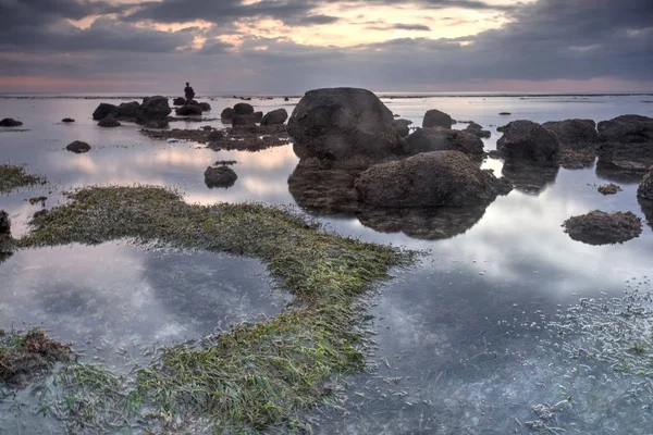 Vansinnigt Vacker Solnedgång Costal Sten Vid Stranden Indonesien — Stockfoto