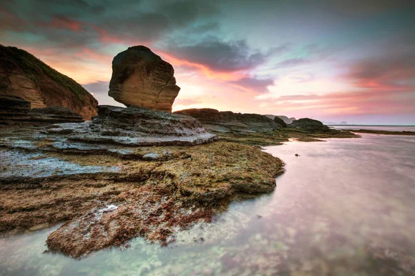 Pôr Sol Loucamente Bonito Uma Rocha Costal Praia Indonésia — Fotografia de Stock