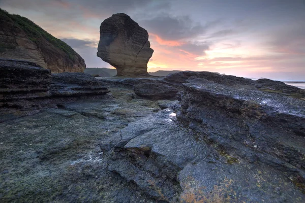 Wahnsinnig Schöner Sonnenuntergang Auf Einem Küstenfelsen Strand Indonesien — Stockfoto