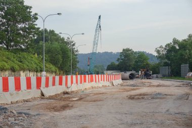 Kuala Lumpur, 20 Nisan 2018. Shah Alam yakınındaki Dash otoyol inşaatı. Çizgi olduğunu 20.1 km, Puncak Perdana U10 Shah Alam değişim Penchala değişim için çalışan üç şeritli yükseltilmiş çift-taşıma Ekspres.