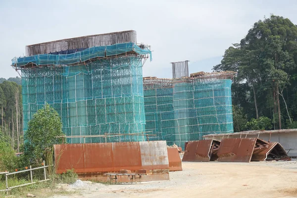 Kuala Lumpur, 20 Nisan 2018. Shah Alam yakınındaki Dash otoyol inşaatı. Çizgi olduğunu 20.1 km, Puncak Perdana U10 Shah Alam değişim Penchala değişim için çalışan üç şeritli yükseltilmiş çift-taşıma Ekspres.