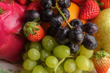 Ahşap masa üzerinde farklı meyve kümesi.