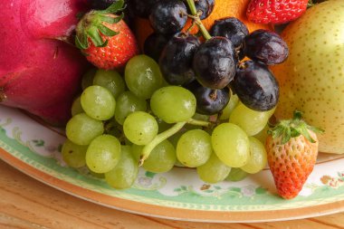 Ahşap masa üzerinde farklı meyve kümesi.