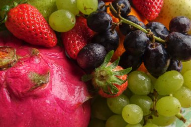 Ahşap masa üzerinde farklı meyve kümesi.