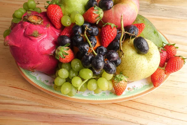 木桌上的不同水果集 — 图库照片