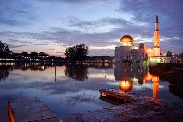 Magica alba alla moschea galleggiante, Masjid As Salam, Puchong wit — Foto Stock