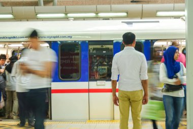 Kuala Lumpur, 20 Nisan 2018. İnsanlar Kl Sentral tren istasyonunda bulanıklık.