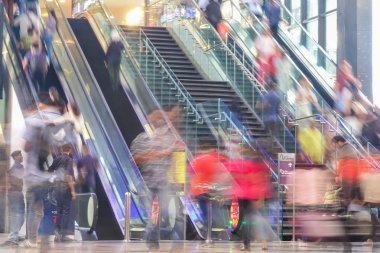 Kuala Lumpur, 20 Nisan 2018. İnsanlar Kl Sentral tren istasyonunda bulanıklık.
