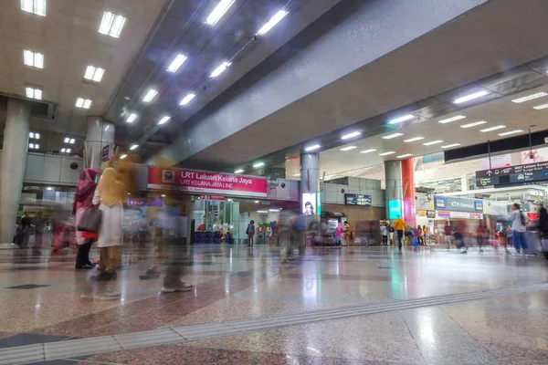 Kuala Lumpur April 2018 Oskärpa Personer Järnvägsstationen Sentral — Stockfoto