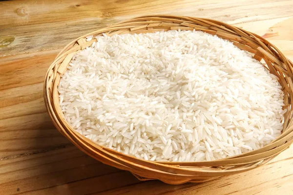 Hasır Sepet Ahşap Bir Masa Üzerinde Taze Pirinç Yan Etkisi — Stok fotoğraf