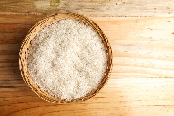 Hasır Sepet Ahşap Bir Masa Üzerinde Taze Pirinç Yan Etkisi — Stok fotoğraf