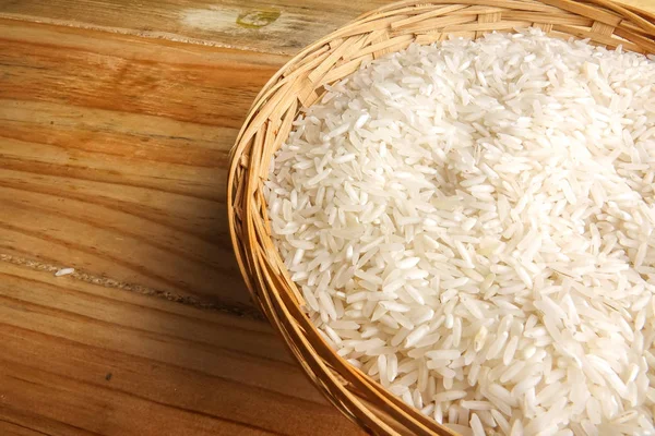 Arroz Fresco Cesta Vime Sobre Uma Mesa Madeira Efeito Iluminação — Fotografia de Stock