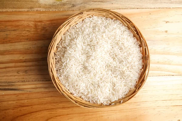 Čerstvé Rýže Proutěný Koš Dřevěný Stůl Boční Světlo Efekt — Stock fotografie