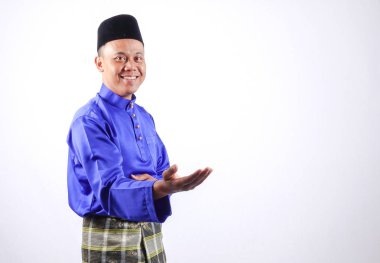 Genç Asyalı erkek tam kıyafetleri ile Baju Melayu (Ulusal Custome) Eid Mubarak kutlama için