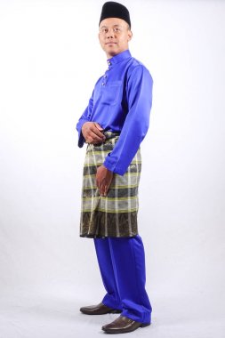 Genç Asyalı erkek tam kıyafetleri ile Baju Melayu (Ulusal Custome) Eid Mubarak kutlama için