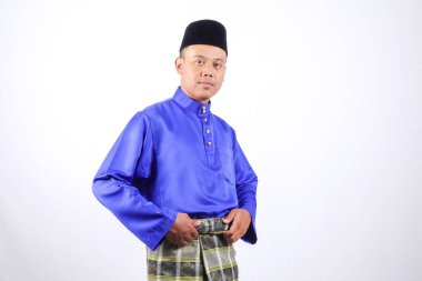 Genç Asyalı erkek tam kıyafetleri ile Baju Melayu (Ulusal Custome) Eid Mubarak kutlama için