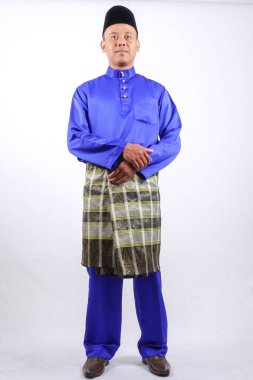 Genç Asyalı erkek tam kıyafetleri ile Baju Melayu (Ulusal Custome) Eid Mubarak kutlama için