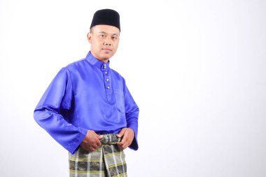 Genç Asyalı erkek tam kıyafetleri ile Baju Melayu (Ulusal Custome) Eid Mubarak kutlama için