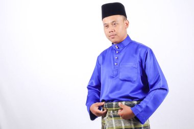 Genç Asyalı erkek tam kıyafetleri ile Baju Melayu (Ulusal Custome) Eid Mubarak kutlama için