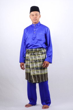 Genç Asyalı erkek tam kıyafetleri ile Baju Melayu (Ulusal Custome) Eid Mubarak kutlama için