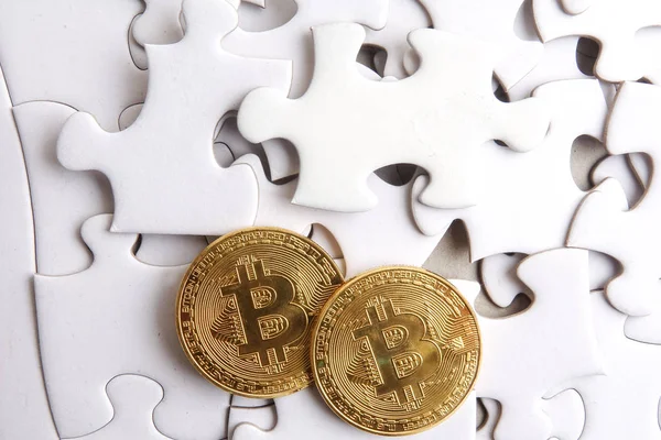 Bitcoins üzerinde beyaz arka plan bulmaca. Kopya alanı