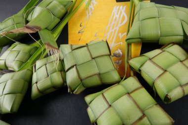 Eid Mubarak kutlama için pirinç hamur tatlısı ve para paket dekorasyon.