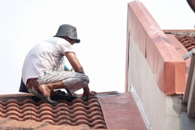 Kuala Lumpur, 5 Mayıs 2018. Genel çalışan bir çift katlı süper bağlantı Teras çatı sızıntı tamir unidentify.