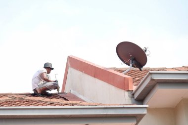 Kuala Lumpur, 5 Mayıs 2018. Genel çalışan bir çift katlı süper bağlantı Teras çatı sızıntı tamir unidentify.