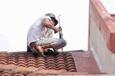 Kuala Lumpur, 5 Mayıs 2018. Genel çalışan bir çift katlı süper bağlantı Teras çatı sızıntı tamir unidentify.